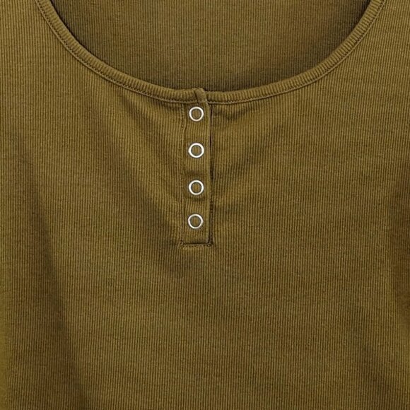 Madewell | Ribbed Henley High-Crop Short Sleeve Tee in Spiced Olive Green Medium - Picture 3 of 10